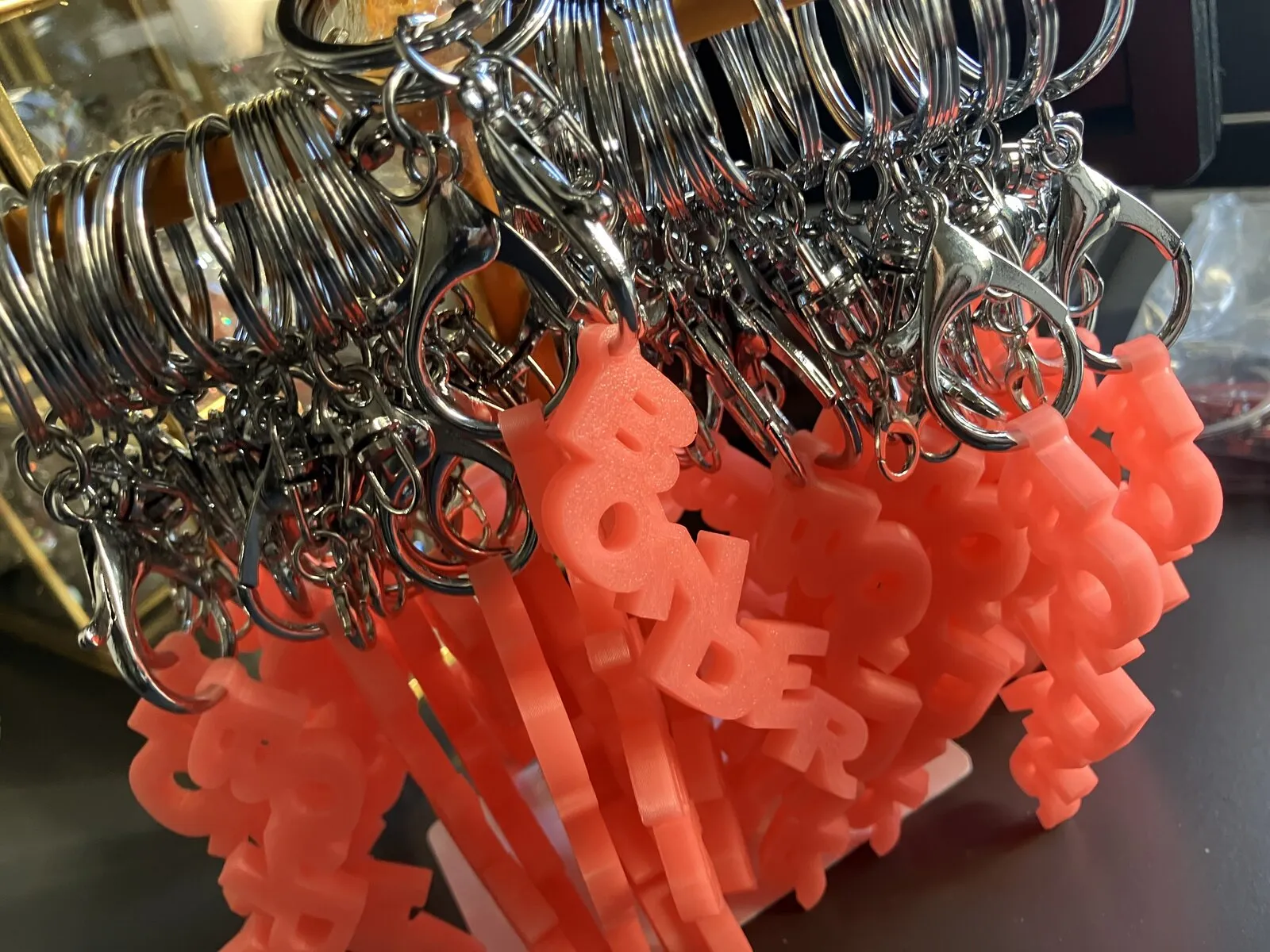 Koraalrode Bonder-sleutelhangers met hun zilveren ringen, klaar voor levering
