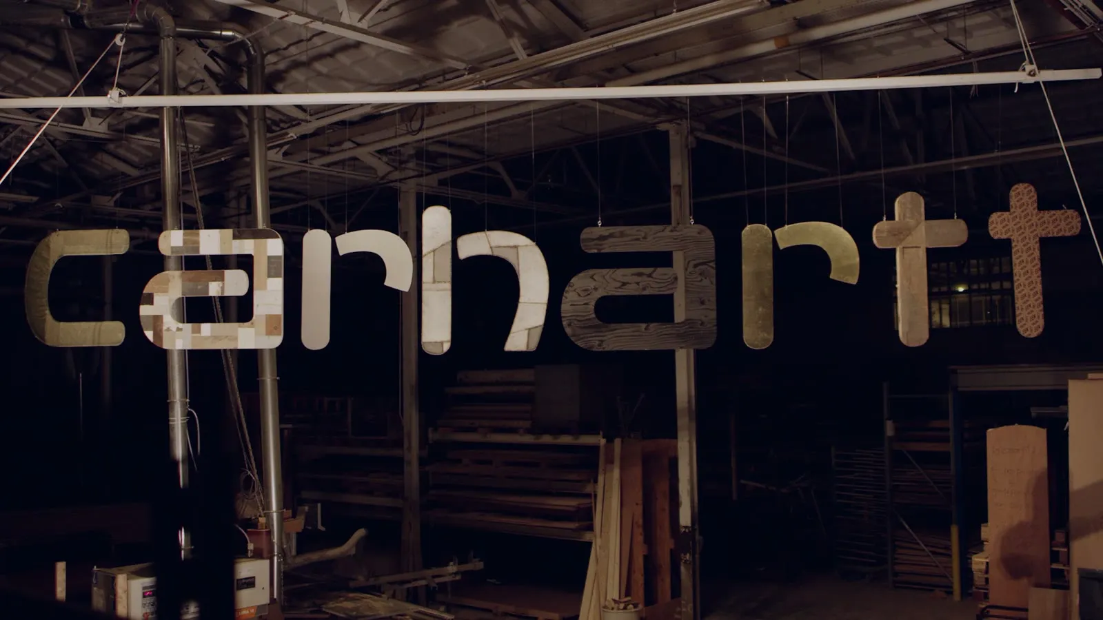 Het Carhartt-woordmerk uit restanthout, hangend in de fabriek van Piet Hein Eek