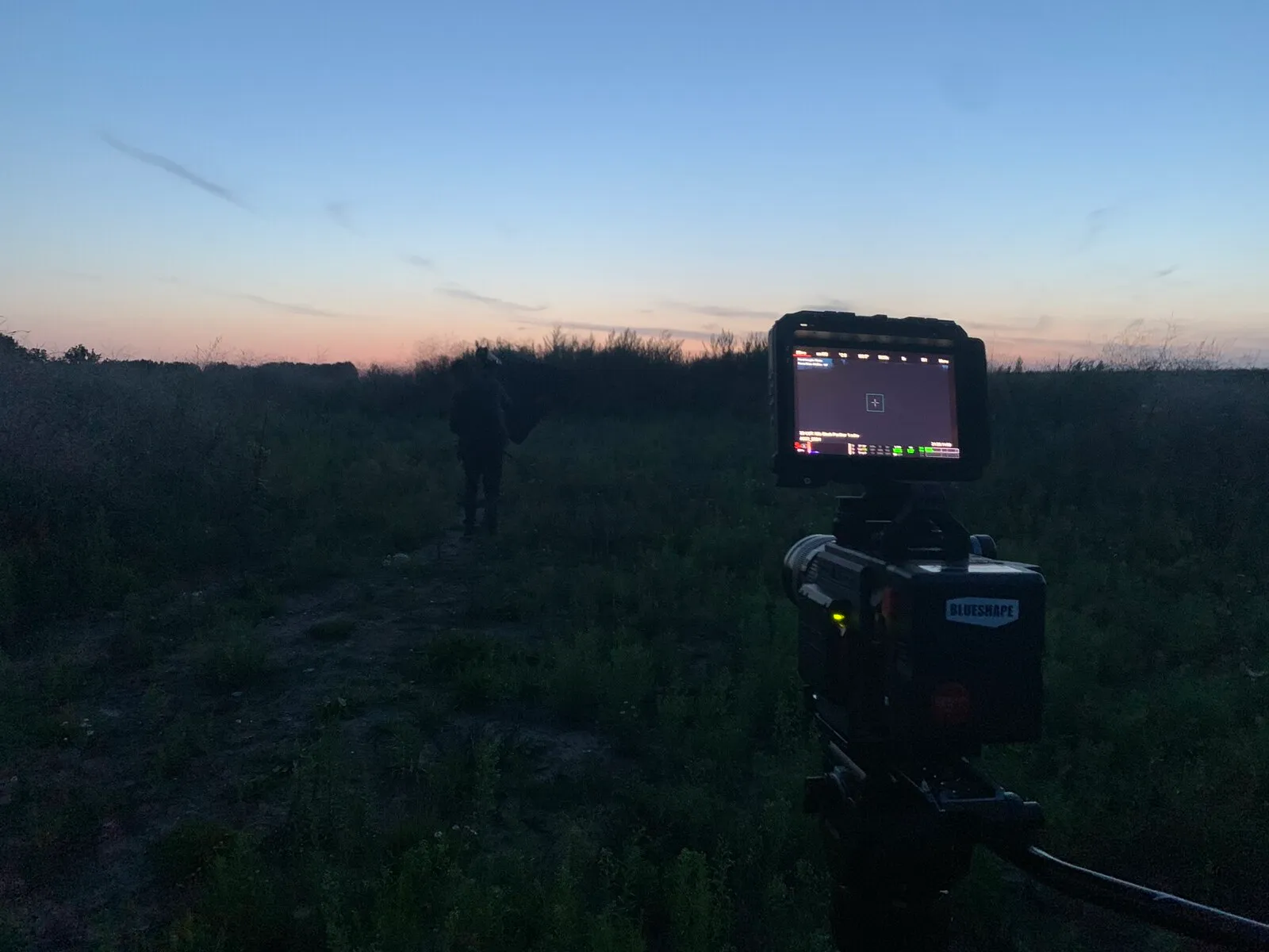 Opbouwen in een open veld in de schemering, de camera al gericht op het paneel