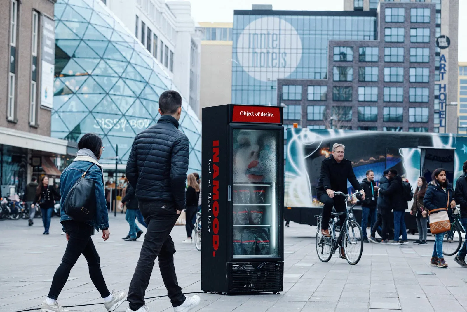 The INAMOOD freezer unit standing in the middle of Eindhoven's 18 Septemberplein, passers-by walking around it