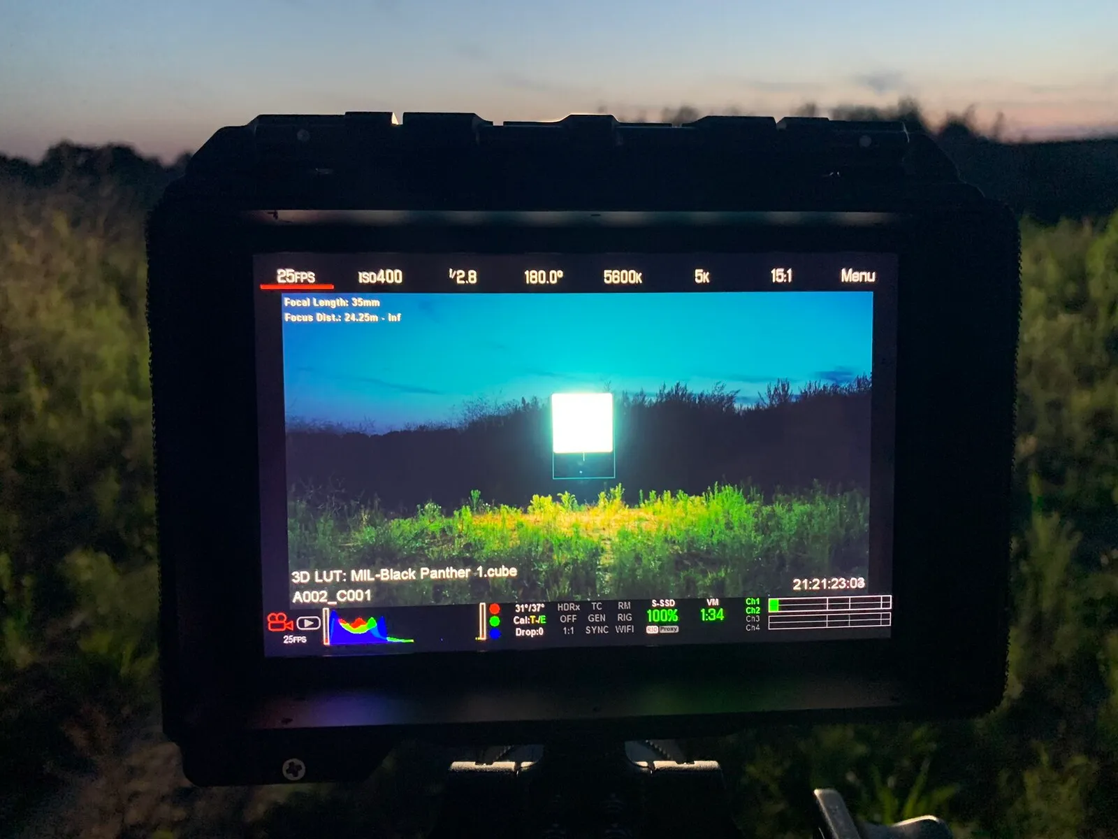 De monitor op de set, het verlichte paneel in het gras onder een viewing-LUT