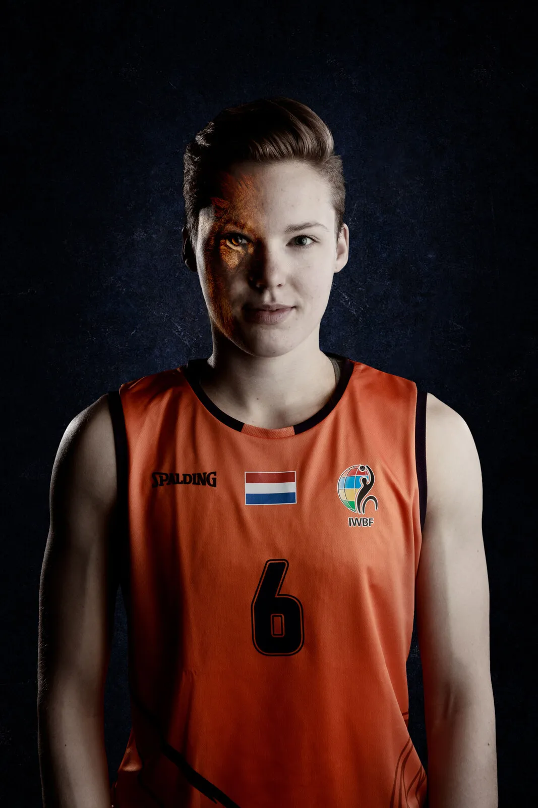 Portret van een speler in het oranje Nederland-shirt, nummer 6