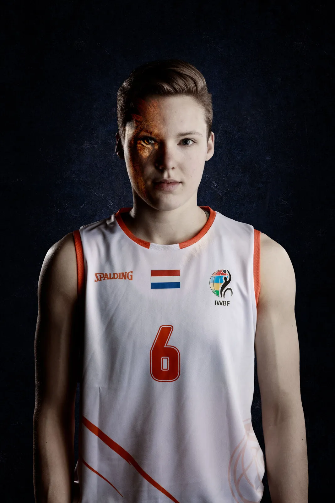 Portret van een speler in het witte Nederland-shirt, nummer 6