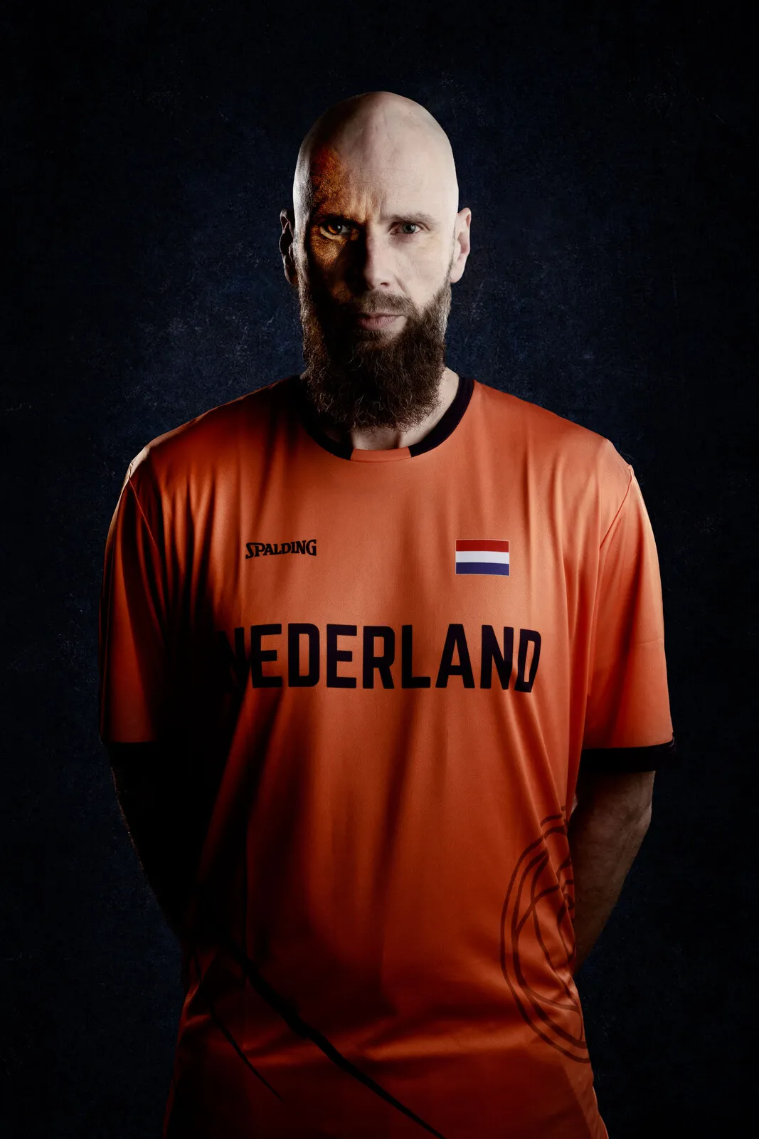 Portret van een speler in het oranje Nederland-trainingsshirt