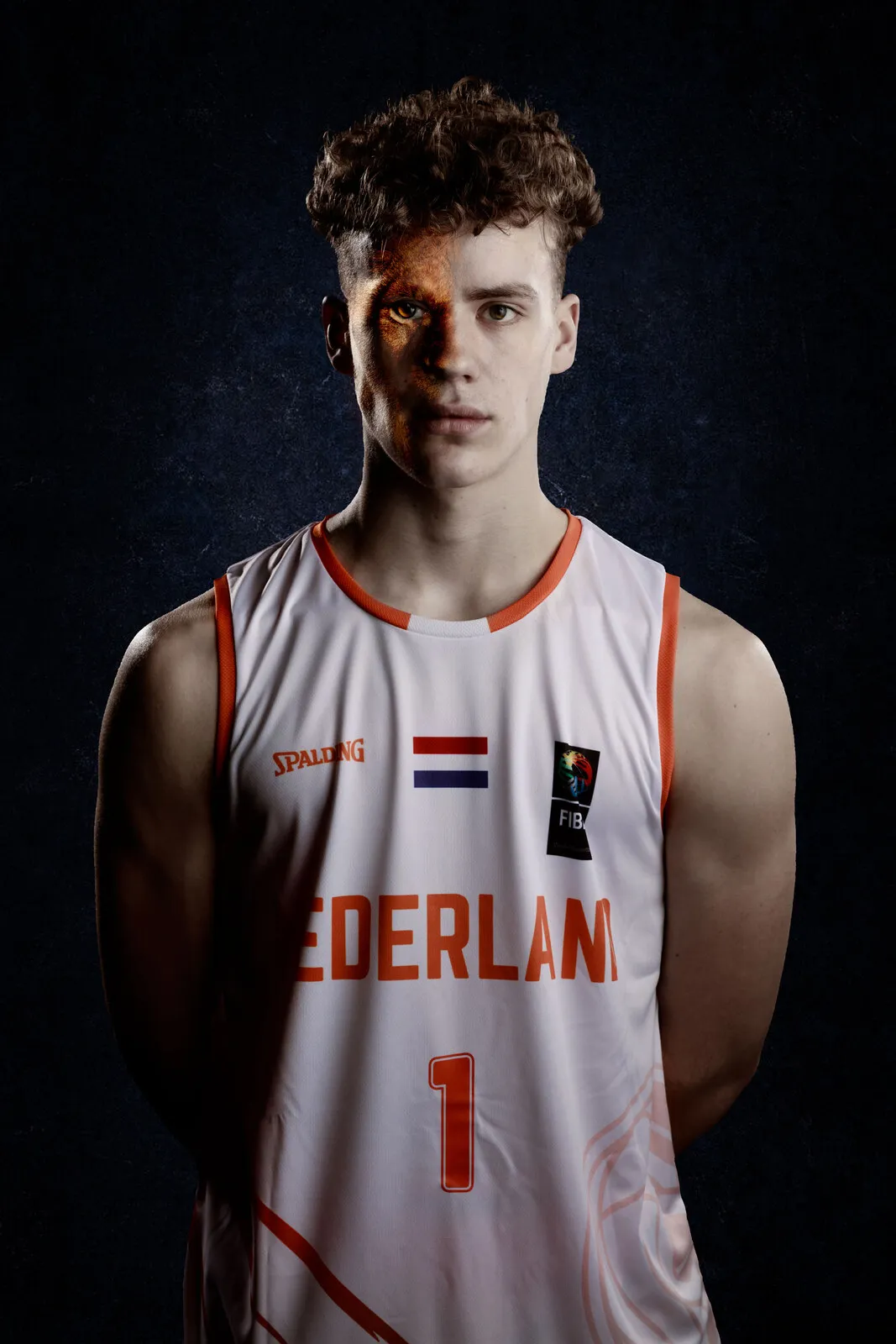Portret van een speler in het witte Nederland-shirt, nummer 1
