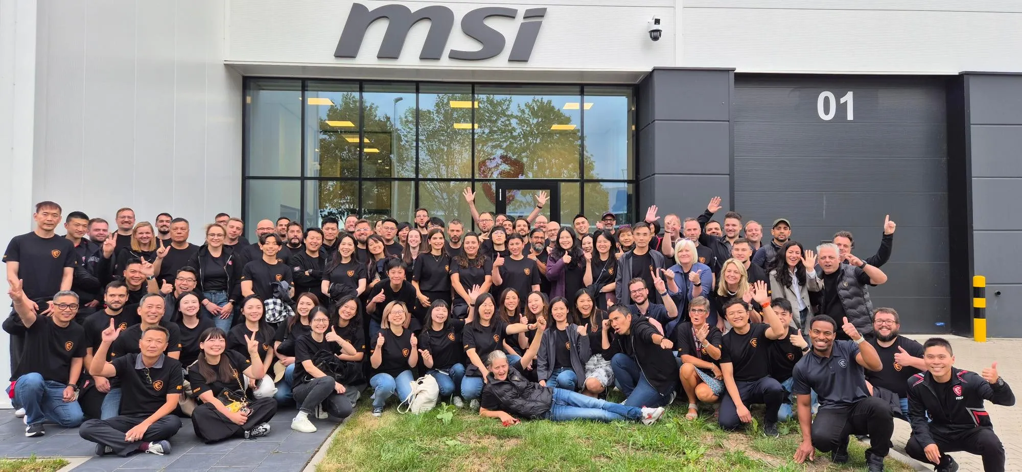 Het voltallige MSI-team in zwarte shirts voor de ingang van de vestiging in Helmond